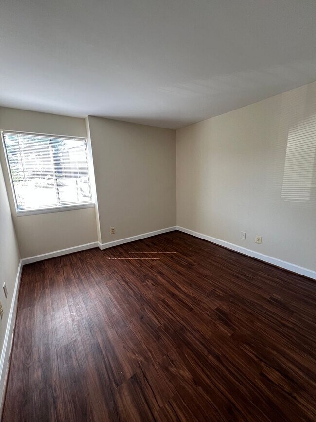 Building Photo - 2 BEDROOM 2 BATH CONDO WITH ALL UTILITIES ...