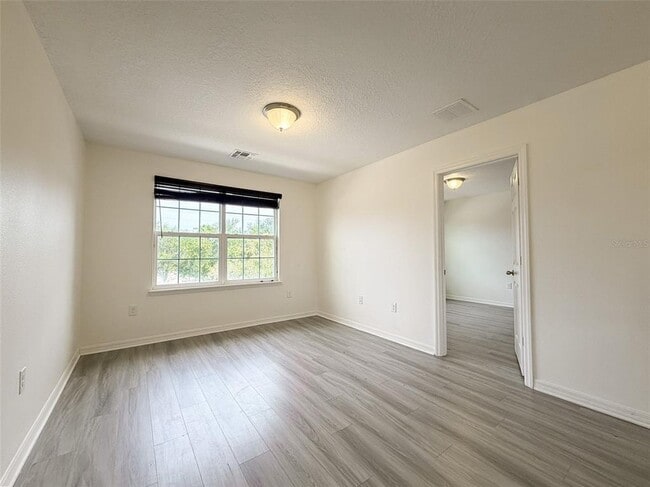 Building Photo - 11804 Silverlake Park Dr