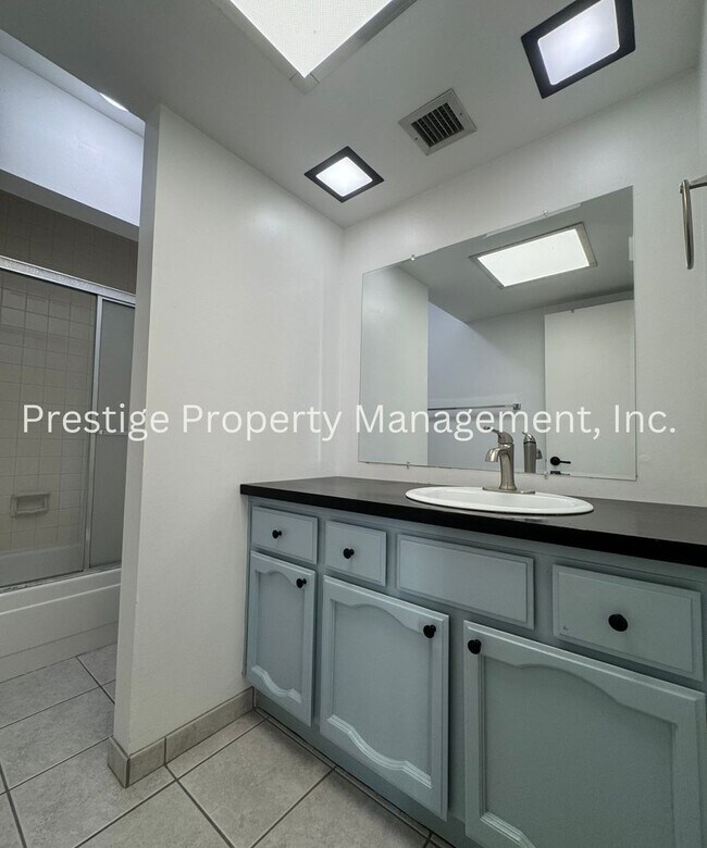 Building Photo - Beautiful Townhouse Overlooking The Golf C...