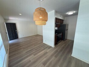 Building Photo - 500 E Riverside Dr