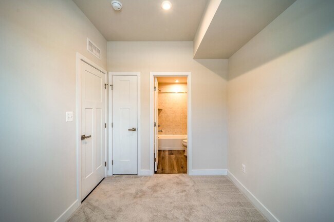 Building Photo - 14062 Sunrise Valley Dr