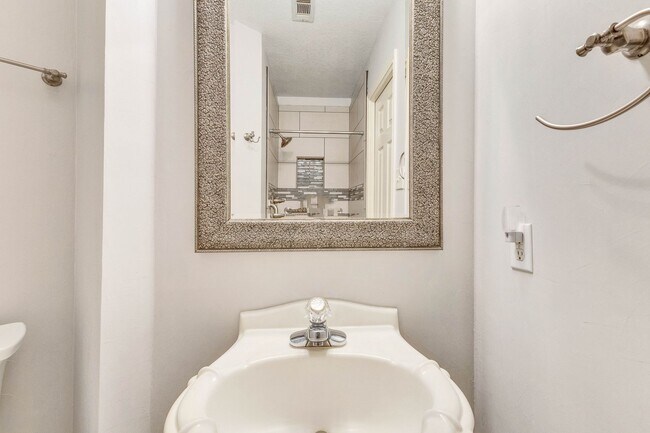 Building Photo - Beautiful Home in Shady Hollows Available ...