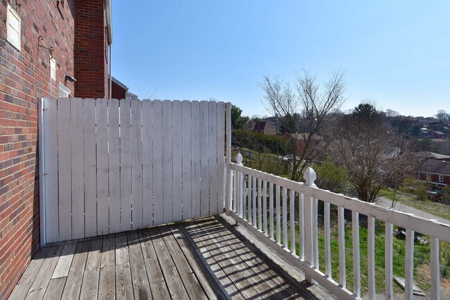 Outdoor deck - 121 Owendale Ave