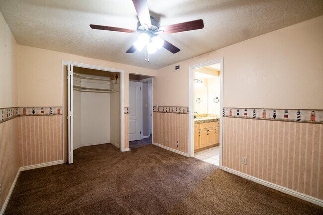 Building Photo - 984 Larkspur Rd