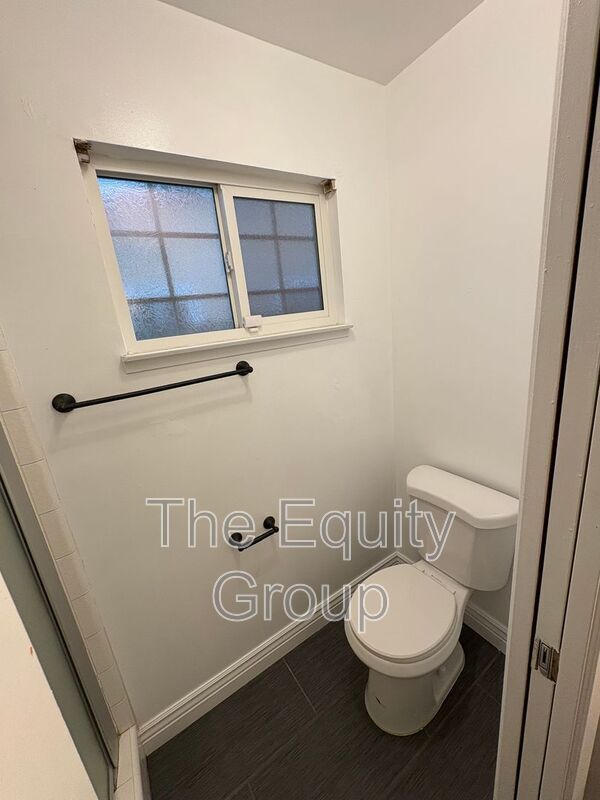 Building Photo - 1439 W Evans Ave