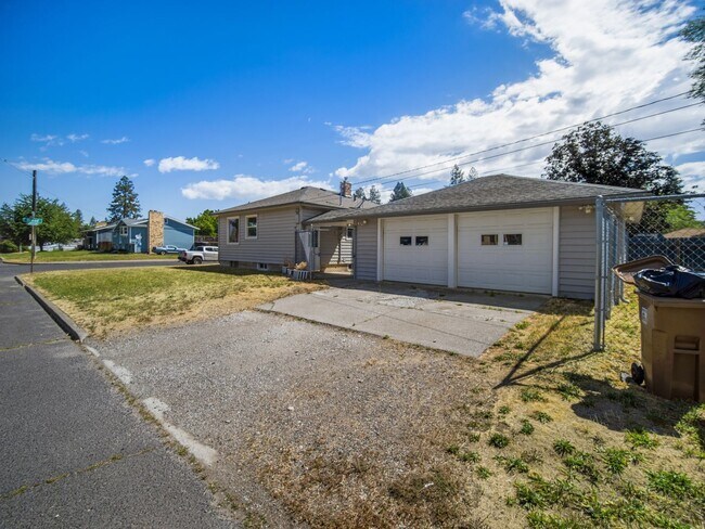 Building Photo - Charming Northwest Spokane Home | Minutes from Audubon Park & Downriver Golf Course