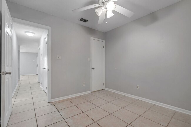 Building Photo - Townhome Off The Parkway