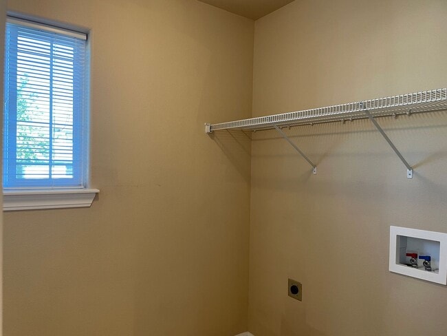 Building Photo - 55 Plus Community-1 Bedroom 1 Bath---Bonus Room/Office Space-Located in Friendly Central Point