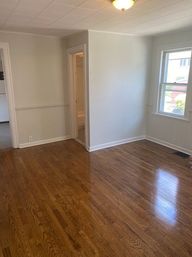 Building Photo - Cozy Single Bungalow right in the Wedge! A...