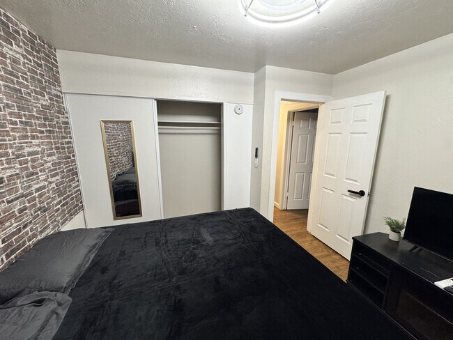 Building Photo - 2528 14th Ave Ct