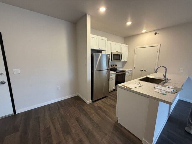 Building Photo - 1104 9th St W