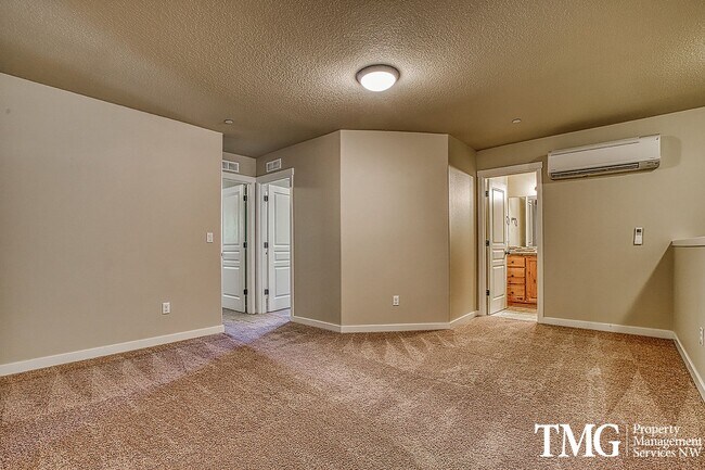 Building Photo - Contemporary 3 Bed 2.5 Bath Style Home in ...