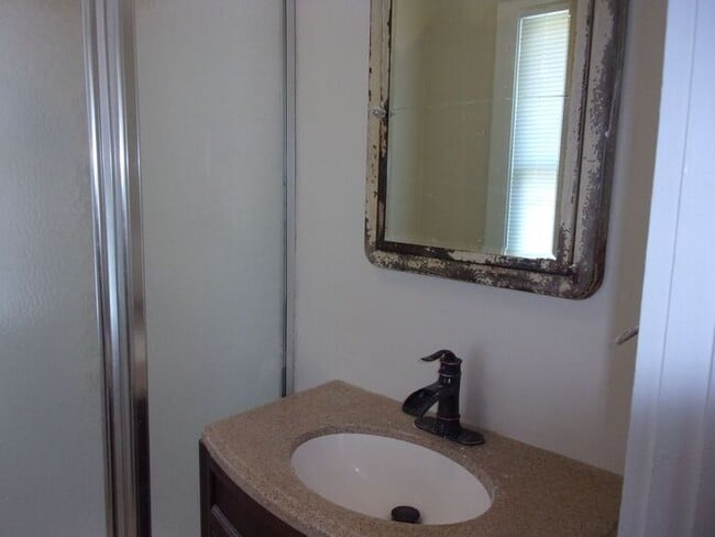 Building Photo - 4 Bedroom 2 Bath Home Blocks to Downtown Rock Hill