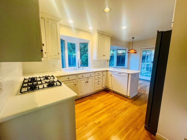 Building Photo - Unique 3 Bed + 2 Bath Los Altos Home - Spa...
