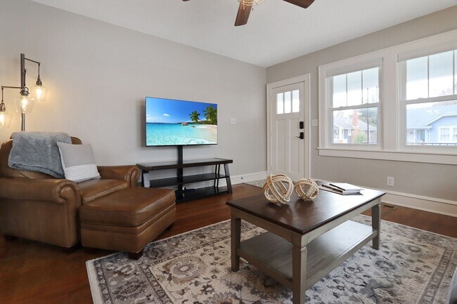 Building Photo - 215 E Cummings Ave