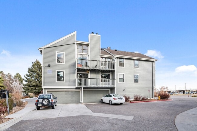 Building Photo - 2 bed, 2 bath Available Now!