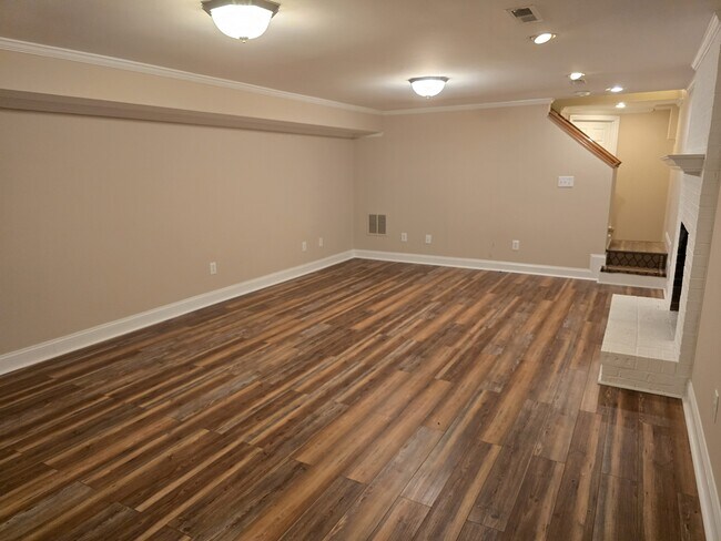 Building Photo - 4680 Forest Manor Dr