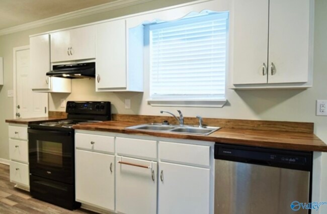 Building Photo - 2020 Ridge Crest Dr
