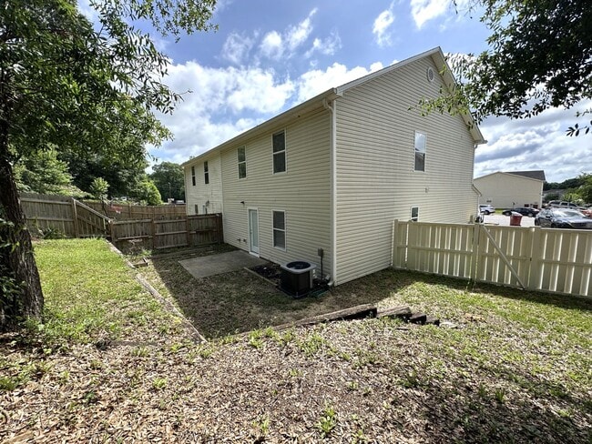 Building Photo - 5 Bedroom, 3 Bath Home Priced to Rent!