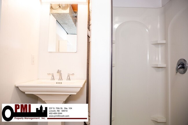 Building Photo - 3 Bedroom and 1.5 bathroom House for rent