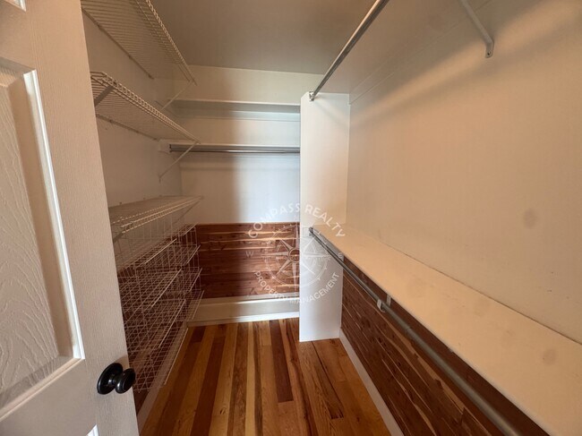 Building Photo - 372 E Angus Cv
