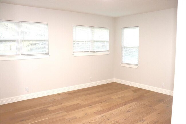 Building Photo - 352 W Vaughan St