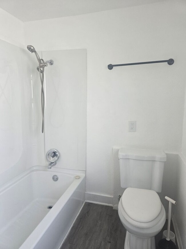 Building Photo - 3 Bedroom 1 Bathroom Home