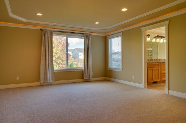 Building Photo - Kent Easthill 2 Story
