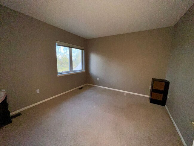 Building Photo - South Longmont Townhome with Attached Garage & Private Patio