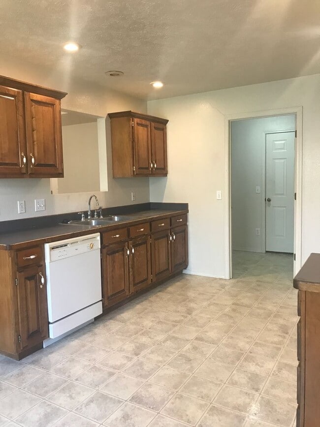 Building Photo - Executive Rental - Charming 3-bedroom 2 bath 2 car garage-available to view now