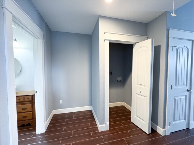 Building Photo - Downtown Loft