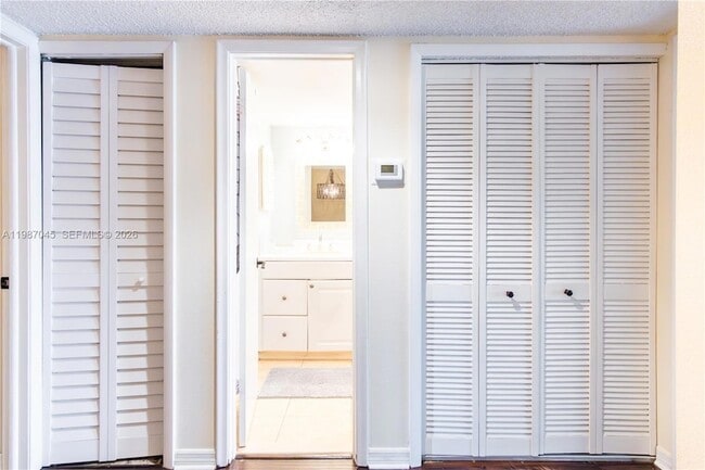 Building Photo - 8980 Palm Tree Ln