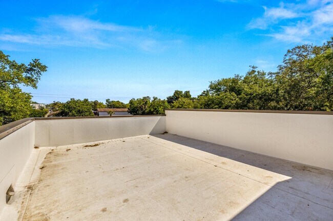 Building Photo - 412 W Amelia Ave
