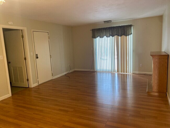 Building Photo - 330 Sunderland Rd