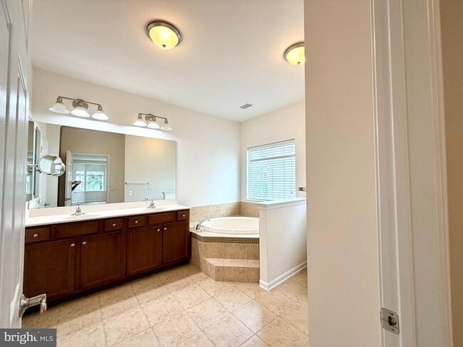 Building Photo - 37 Murano Dr