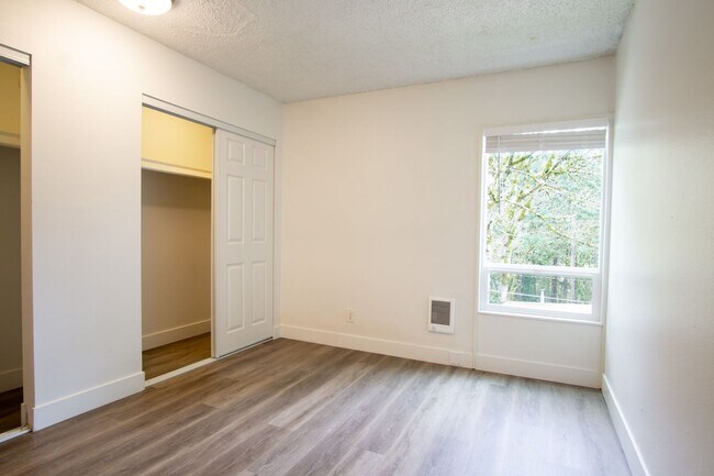 Building Photo - FREE RENT + Bonus $$$: Nicely Updated Top Floor Corner 2-Bdr Near OHSU w/Private Balcony!