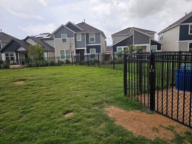 Building Photo - Adorable 3 Bed / 2.5 Bath Home in 51 East