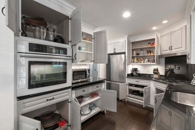 Building Photo - 36 Weeden St