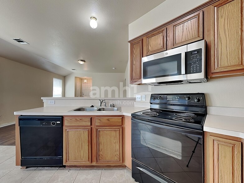 Building Photo - 702 Fleming St