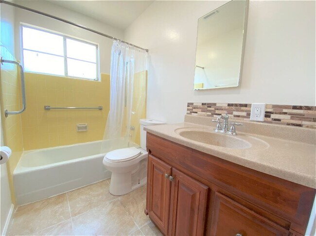 Building Photo - 605 Barney St