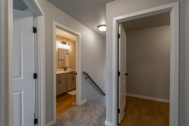 Building Photo - 1129 Jill Dr W
