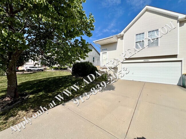 Building Photo - Beautiful 4 Bed Townhome in Gardner-Coming...