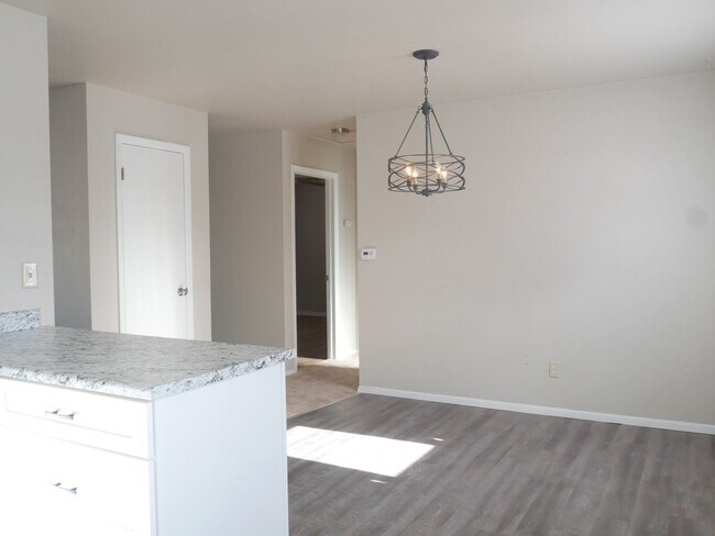 Building Photo - 4 Bed 2 Bath Home Available Now!