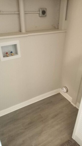 Building Photo - 2441 N Oswego Ave