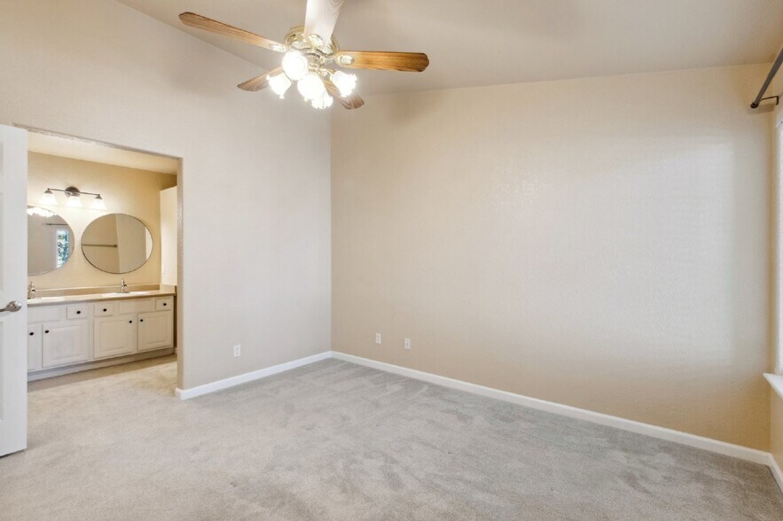 Building Photo - Updated 2-Bed, 2-Bath Condo Just 15 Minute...