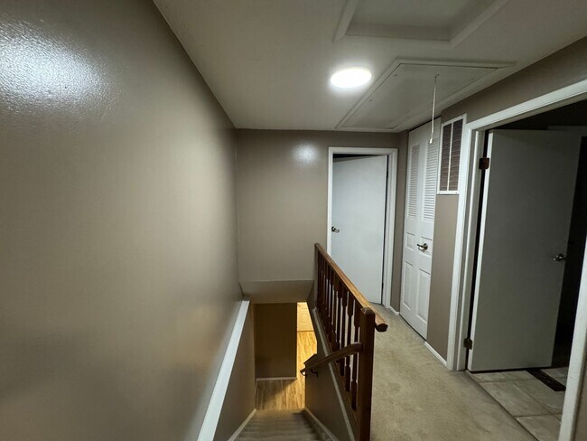 Building Photo - Available NOW!! 2 Beds 1.5 Bath Townhome
