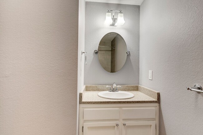Building Photo - Cozy 4 Bed 3 Bath Home Center of Oak Harbor