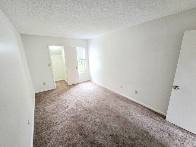 Building Photo - Awesome 3 Bed / 2 Bath Townhome with Open ...