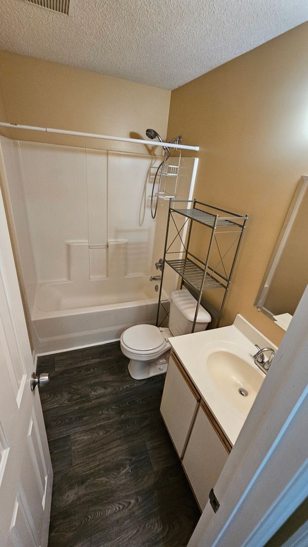 Building Photo - 3 Bedroom 2 Bath Townhouse