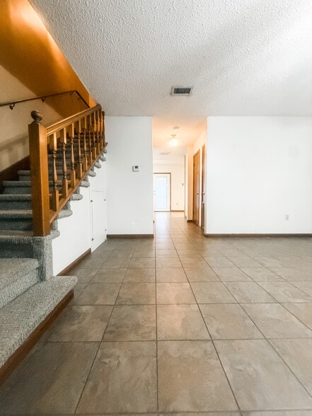 Building Photo - 214 Greenbriar Dr